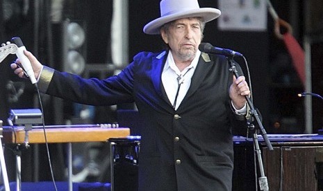 Bob Dylan Terima Hadiah Nobel Sastra