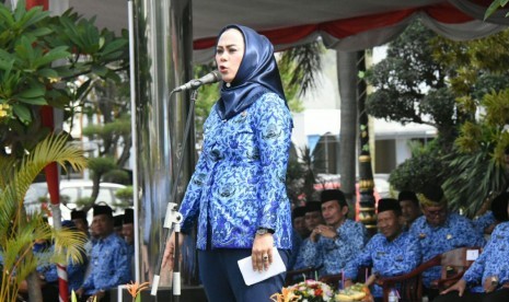 Bupati Karawang Menangis, Ini Penyebabnya Bupati Karawang Menangis, Ini Penyebabnya