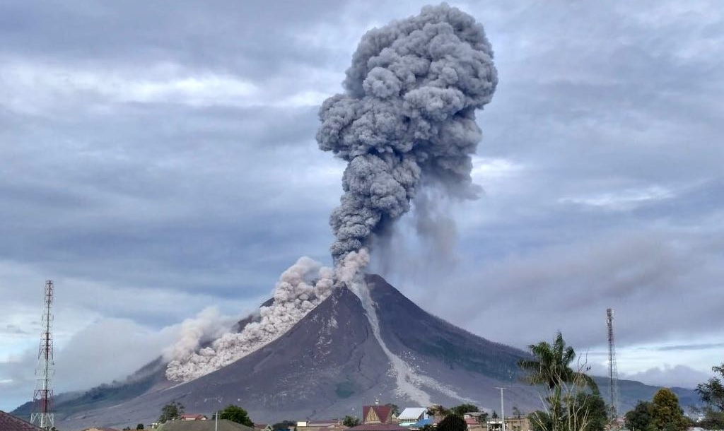 Terjadi Tiga Kali Letusan, Gunung Sinabung Berstatus Awas