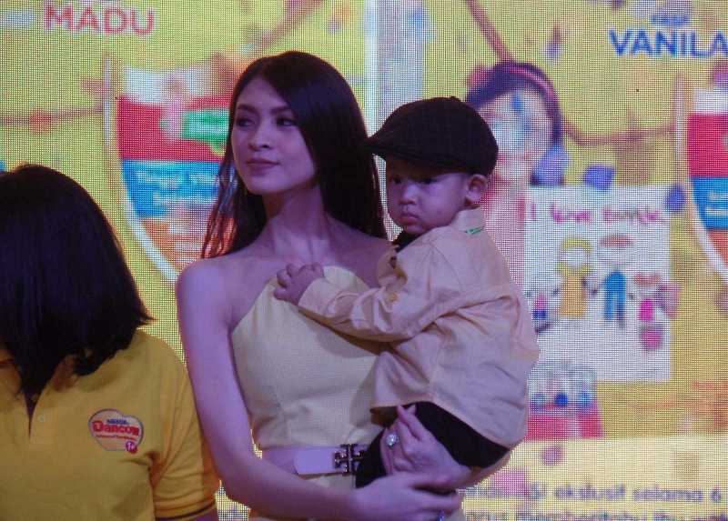 Donita Terapkan "No Gadget, No TV" untuk Kebaikan Anak Donita Terapkan "No Gadget, No TV" untuk Kebaikan Anak