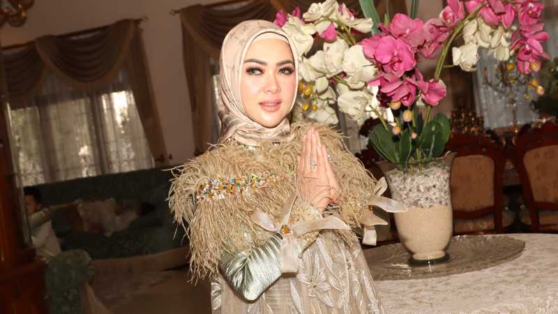 Curhat Syahrini Diajak Foto Bareng Saat Salat Id Curhat Syahrini Diajak Foto Bareng Saat Salat Id