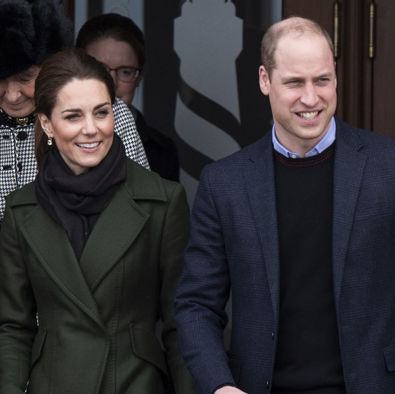Foto Candid Kate Middleton dan Pangeran William Bergandengan Foto Candid Kate Middleton dan Pangeran William Bergandengan