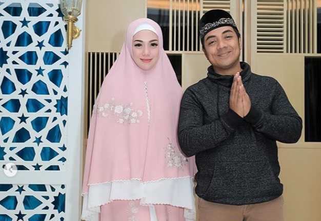 Celine Evangelista Ungkap Alasan Pakai Kerudung di Pemberkatan 7 Bulan Kehamilan Celine Evangelista Ungkap Alasan Pakai Kerudung di Pemberkatan 7 Bulan Kehamilan