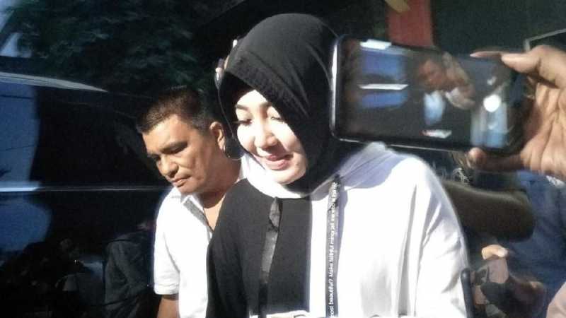 Via Vallen dan Nella Mangkir, Sidang Kosmetik Ilegal Ditunda Via Vallen dan Nella Mangkir, Sidang Kosmetik Ilegal Ditunda