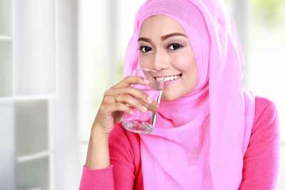 Rajin Minum Air Putih Agar Kulit Tak Kusam Saat Berpuasa