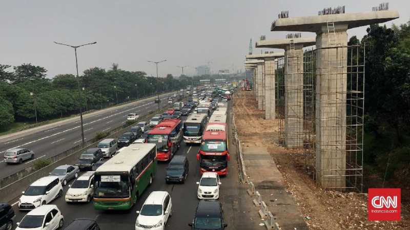 Crane Jatuh di KM 15 Tol Cikampek, Lawan Arus Diberlakukan Crane Jatuh di KM 15 Tol Cikampek, Lawan Arus Diberlakukan