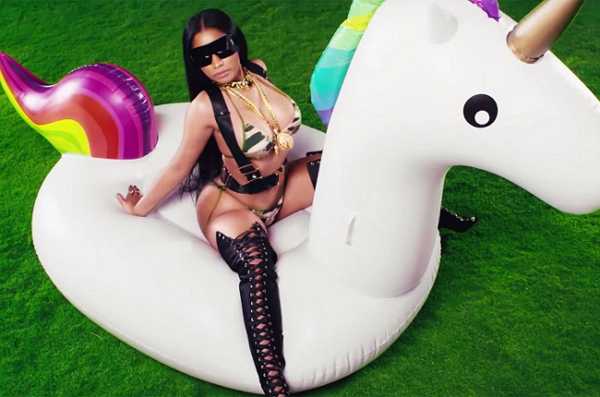 Nicki Minaj Pesta Bikini di Video Musik Terbarunya Nicki Minaj Pesta Bikini di Video Musik Terbarunya