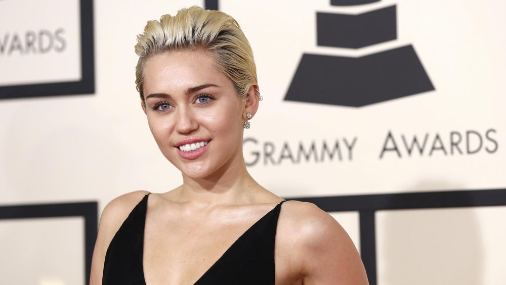 Busana Miley Cyrus Disebut seperti Sampah