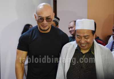 Deddy Corbuzier Ungkap Reaksi Ibunda Terkait Keputusannya Menjadi Mualaf