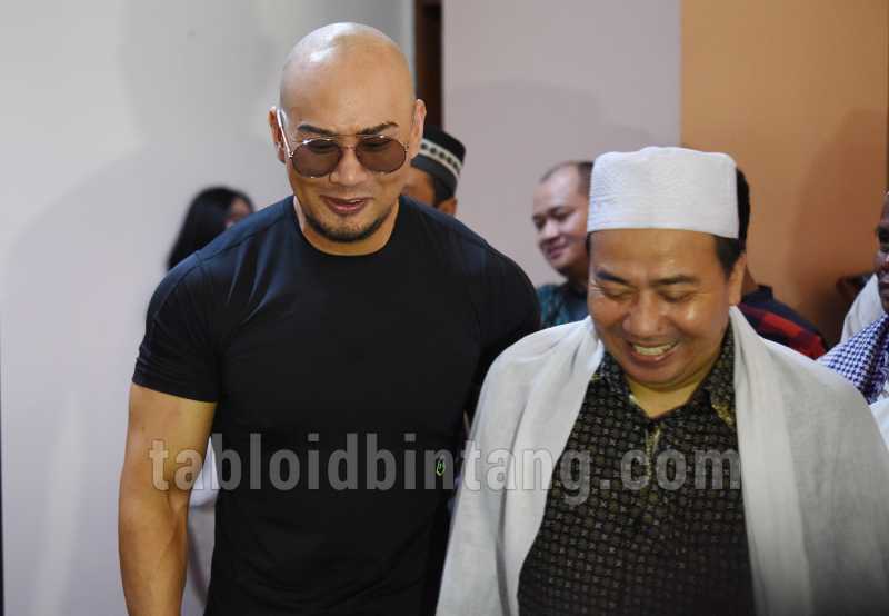 Deddy Corbuzier Ungkap Reaksi Ibunda Terkait Keputusannya Menjadi Mualaf Deddy Corbuzier Ungkap Reaksi Ibunda Terkait Keputusannya Menjadi Mualaf