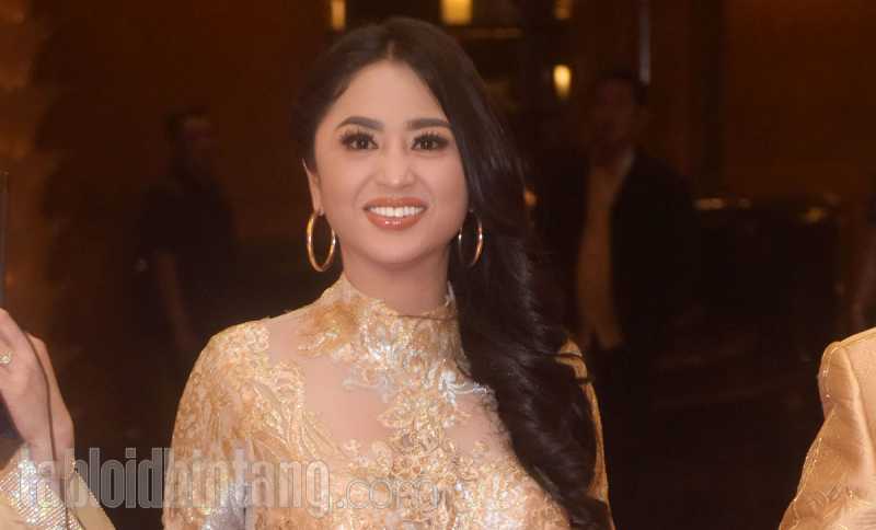 Saipul Jamil Diduga Nyanyi di Luar Lapas, Dewi Perssik: Saya Bukan Bininya Saipul Jamil Diduga Nyanyi di Luar Lapas, Dewi Perssik: Saya Bukan Bininya