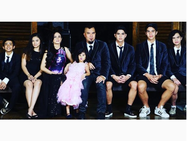 Ahmad Dhani Pamer Foto Keluarga dengan Mulan Jameela, Ikut-ikutan Maia Estianty? Ahmad Dhani Pamer Foto Keluarga dengan Mulan Jameela, Ikut-ikutan Maia Estianty?