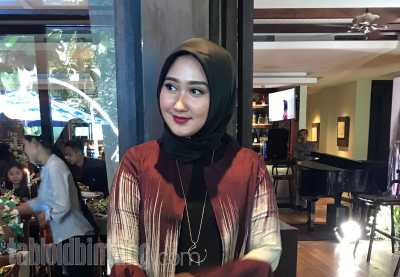 Rancangan Dian Pelangi untuk Lindsay Lohan di London Modest Fashion Week 2018