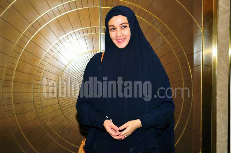 Dina Lorenza Tak Takut Kehilangan Rezeki karena Hijab Dina Lorenza Tak Takut Kehilangan Rezeki karena Hijab