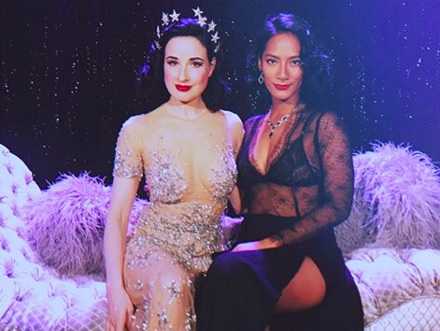 Duh, Penari Seksi Ini Ketahuan Lirik Dada Tara Basro Duh, Penari Seksi Ini Ketahuan Lirik Dada Tara Basro