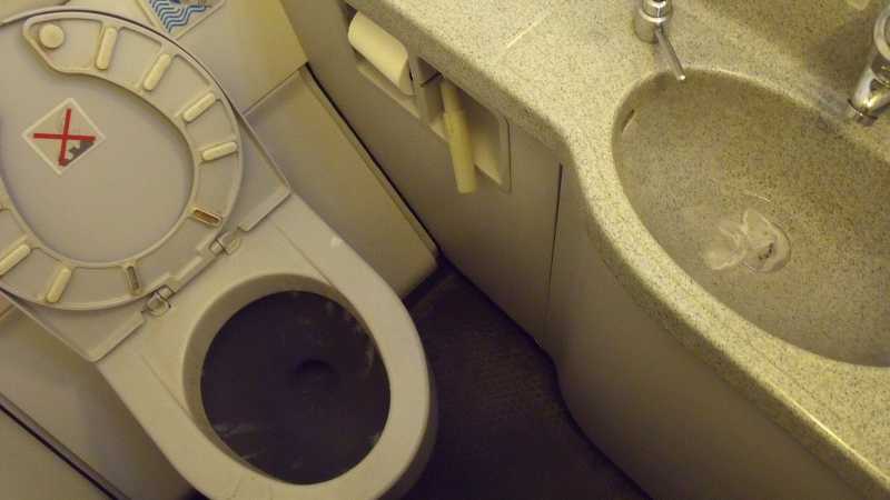Yang Perlu Kamu Tahu Tentang Cara Kerja Toilet Pesawat
