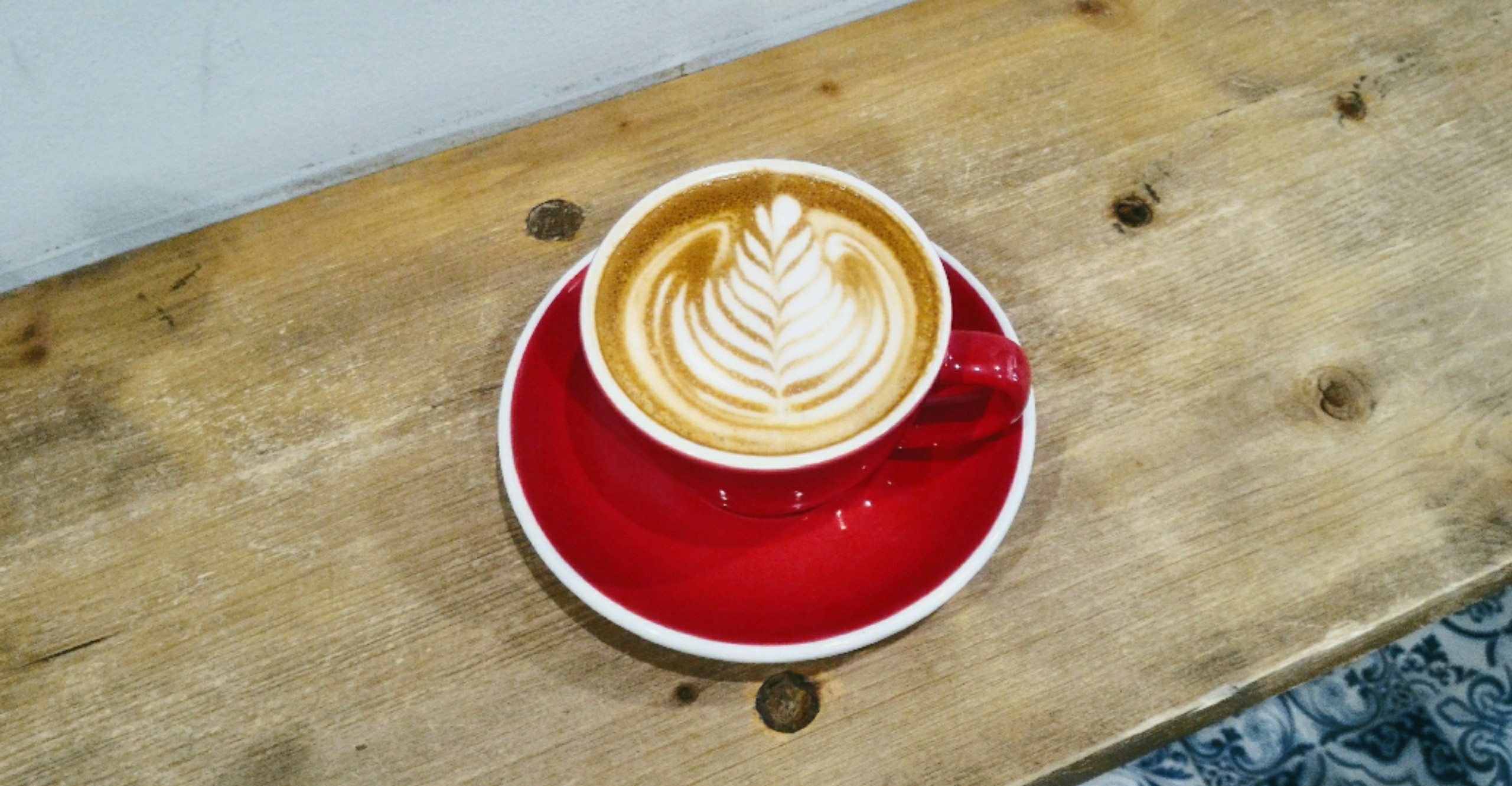 double regular white semacam latte dengan espresso bertakaran dobel