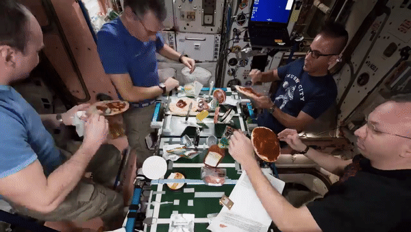 Serunya Para Astronaut Bikin Pizza Melayang Terlezat di Luar Angkasa