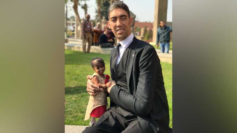 Saat Manusia Tertinggi Hebohkan Penumpang di Bandara Los Angeles Saat Manusia Tertinggi Hebohkan Penumpang di Bandara Los Angeles