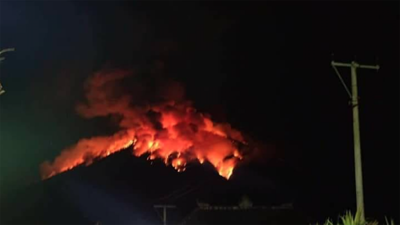 Lontaran Lava Pijar Gunung Agung Terjadi Selama 7 Menit, Penduduk Aman Lontaran Lava Pijar Gunung Agung Terjadi Selama 7 Menit, Penduduk Aman