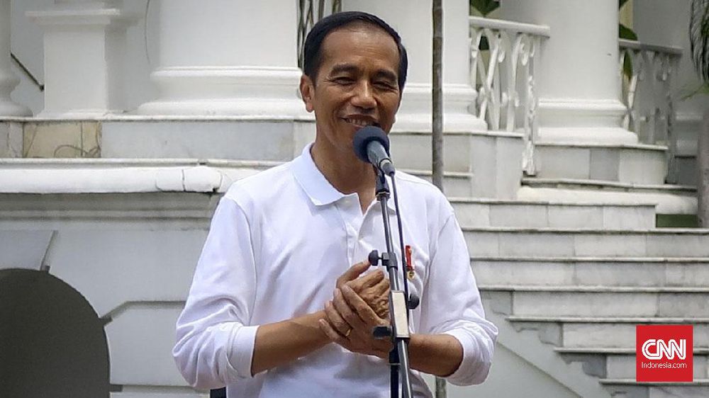 Tiba di Lokasi Pesta Adat, Presiden Jokowi Diberi Ulos