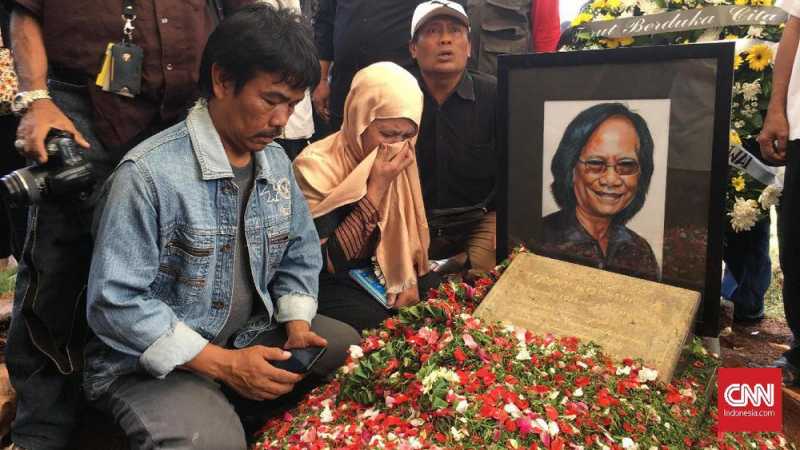 Yon Koeswoyo Dimakamkan, Keluarga Ucapkan Terima Kasih Yon Koeswoyo Dimakamkan, Keluarga Ucapkan Terima Kasih