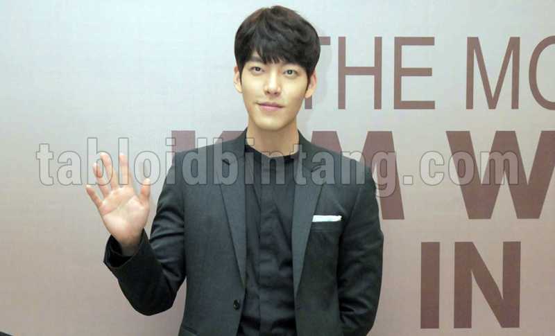 Setahun Jalani Perawatan Kanker, Kim Woo Bin Muncul dengan Rambut Panjang Setahun Jalani Perawatan Kanker, Kim Woo Bin Muncul dengan Rambut Panjang