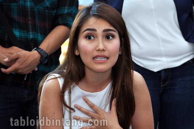 Gaya Sungkeman Ayu Ting Ting Tuai Hujatan Netizen