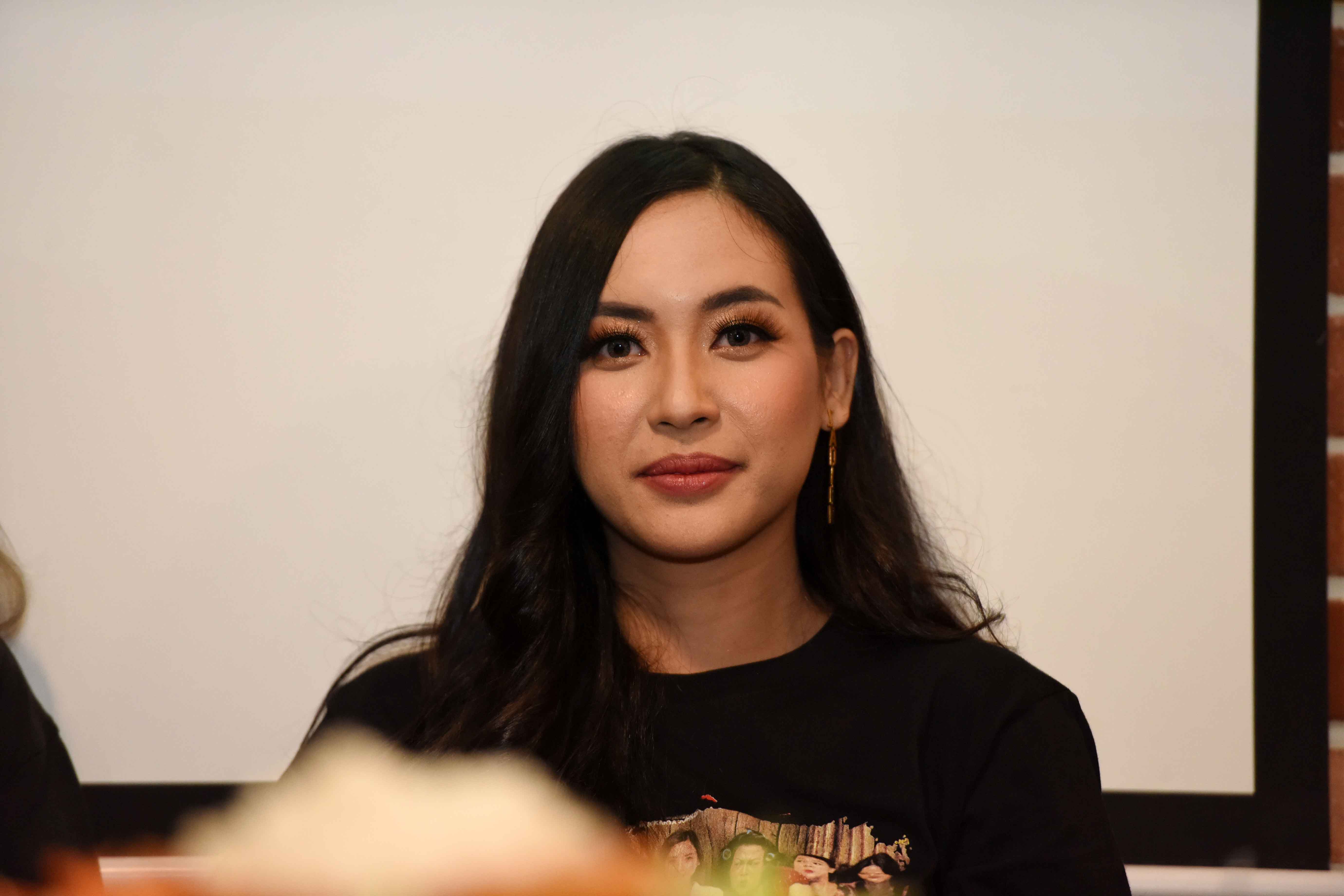 Mandi Ditonton Banyak Orang, Begini Perasaan Elvira Devinamira