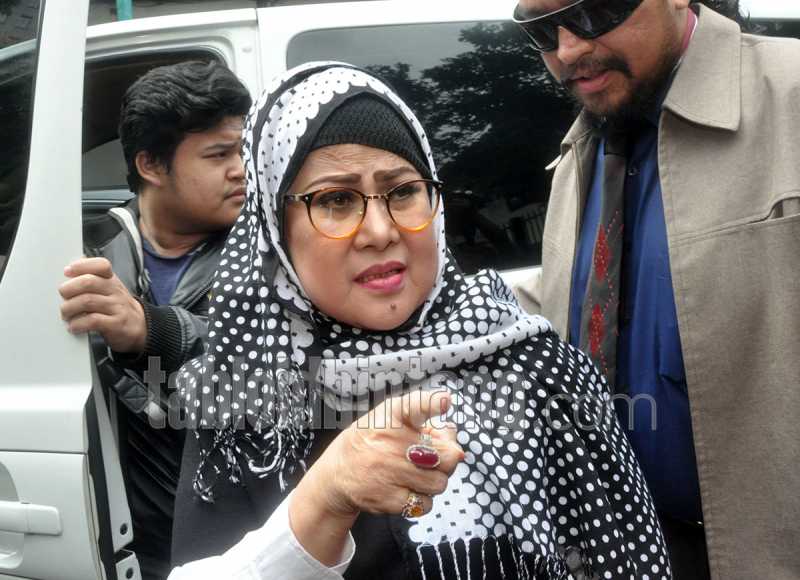 Pihak Elvy Sukaesih Sebut Mega Makcik Numpang Ngetop Pihak Elvy Sukaesih Sebut Mega Makcik Numpang Ngetop