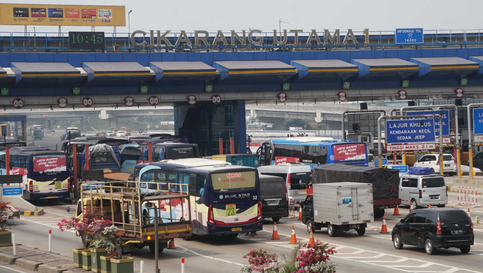 H-5 Arus Mudik Tol Cikarang Utama Mulai Dipadati Kendaraan 