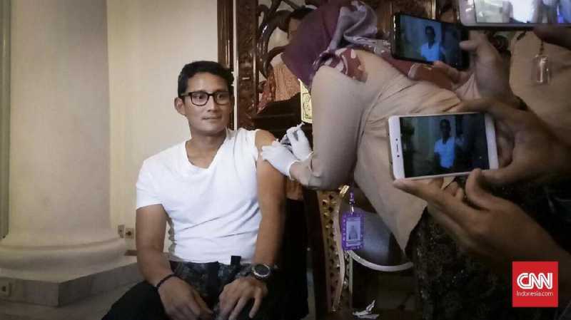 Kampanye Lawan Difteri, Sandiaga Disuntik Vaksin