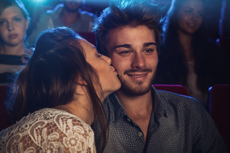 Tips Ciuman di Dalam Bioskop Tanpa Ketahuan