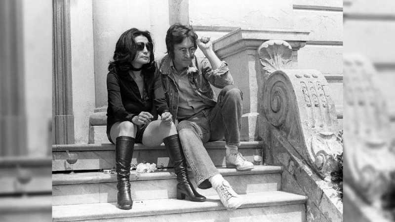 Pembunuh John Lennon Terpuruk dalam Sesal Pembunuh John Lennon Terpuruk dalam Sesal