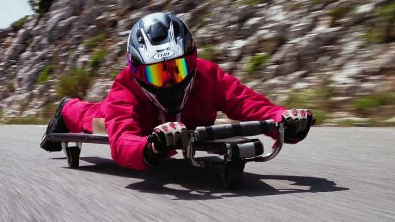 Bermain Skateboard Buatan yang Sangat Berbahaya Bermain Skateboard Buatan yang Sangat Berbahaya