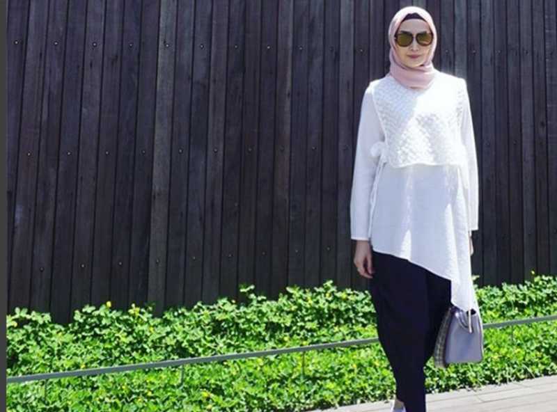 Fenita Arie Berhijab, Dapat Banyak Hadiah Dari Teman Artis Fenita Arie Berhijab, Dapat Banyak Hadiah Dari Teman Artis