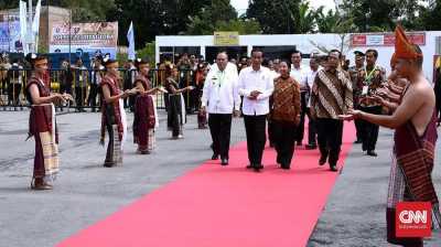 Presiden Jokowi Belajar Tari Tortor dari Internet