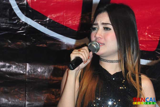 Video Jaran Goyang Nella Kahrisma Tembus 100 Juta Penonton di Youtube Video Jaran Goyang Nella Kahrisma Tembus 100 Juta Penonton di Youtube