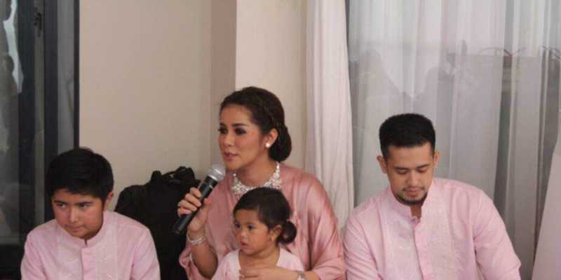 Foto Baby Shower, Tangan Sahabat Olla Ramlan Bikin Salah Fokus