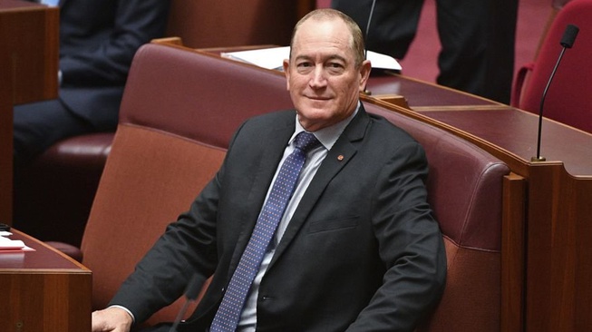 Warganet Menyambut #Eggboy, si Penarget Kepala Fraser Anning Warganet Menyambut #Eggboy, si Penarget Kepala Fraser Anning