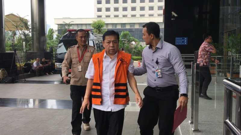 Diperiksa KPK, Setya Novanto Jalan Kaki hingga Naik Tangga Lantai 2 Diperiksa KPK, Setya Novanto Jalan Kaki hingga Naik Tangga Lantai 2