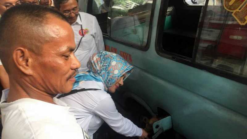 Aksi Dirut Pertamina Jadi Petugas SPBU di Kuningan Aksi Dirut Pertamina Jadi Petugas SPBU di Kuningan