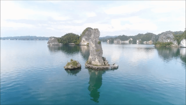 Uniknya Batu Pensil di Tengah Teluk Kabui, Raja Ampat Uniknya Batu Pensil di Tengah Teluk Kabui, Raja Ampat