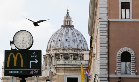 McDonalds Dekat Vatikan Beri Makan Gratis Tunawisma