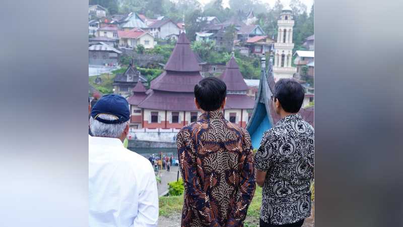 Jokowi ke Desa Terindah Sebelum Hadiri Puncak Peringatan Hari Pers Jokowi ke Desa Terindah Sebelum Hadiri Puncak Peringatan Hari Pers