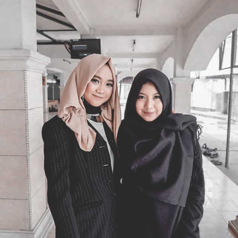 Tampil Cantik Berhijab, Ghea Indrawari Bikin Pangling Euy