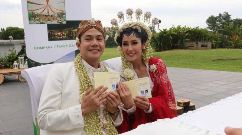 Ardina Rasti Resmi Menikah dengan Duda Ardina Rasti Resmi Menikah dengan Duda
