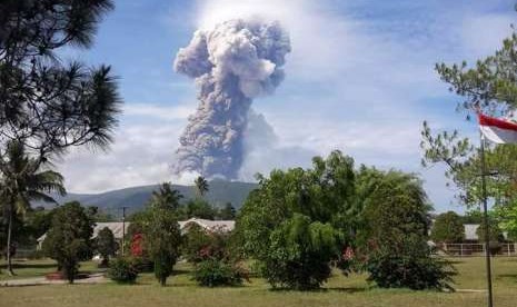 Gunung Soputan Erupsi Empat Kali Sejak Pagi