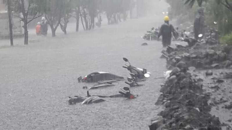 Pertolongan Pertama Ketika Motor Terendam Banjir Pertolongan Pertama Ketika Motor Terendam Banjir