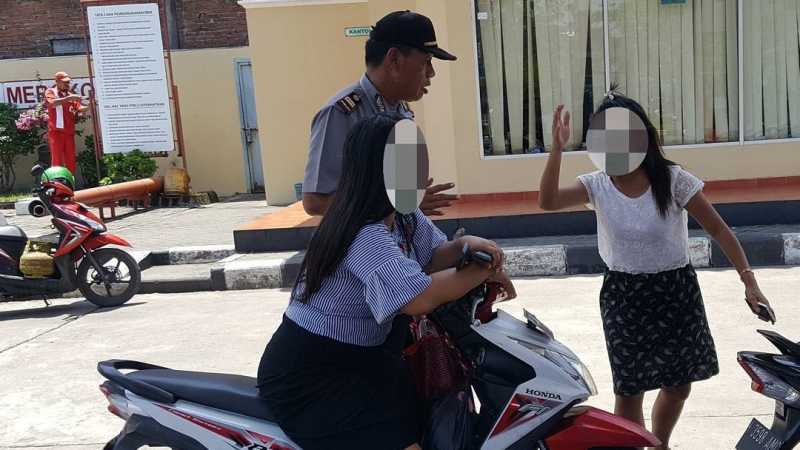 2 Wanita ini Kena Tilang karena Tak Pakai Helm: Habis Creambath, Pak 2 Wanita ini Kena Tilang karena Tak Pakai Helm: Habis Creambath, Pak